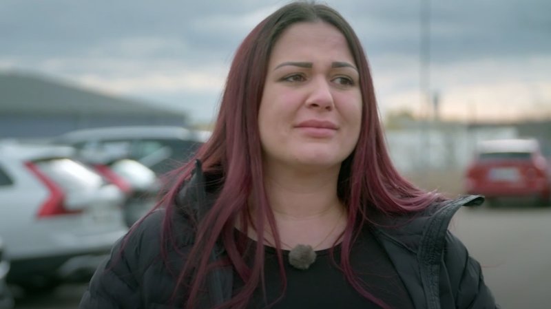 Sabrina bryter ut i tårar när paret måste säga upp bilen. Sabrina bryter ut i tårar när paret måste säga upp bilen.
